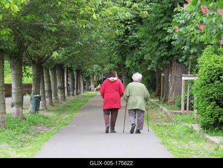 Ladies walking on the Buda castle promenade-stock-foto