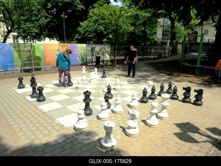 Children playing Chess - Giant Chessboard - Game-stock-foto