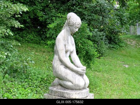 Stone statue in Botanic Garden -Woman with flower-stock-foto
