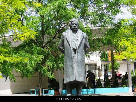 Statue oif Hungarian Writer Móricz Zsigmond - Budapest-stock-foto