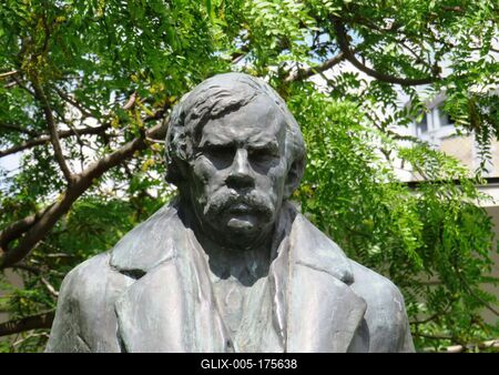 Statue of Móricz Zsigmond - Hungarian writer - Budapest-stock-foto