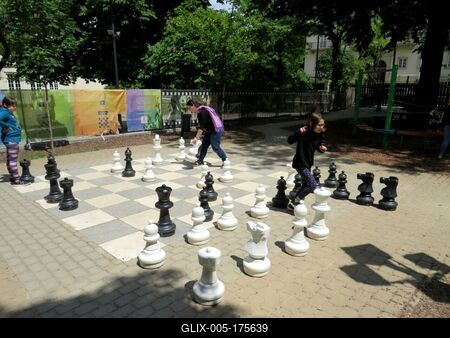 Children playing chess - Giant chessboard - Game-stock-foto
