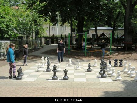 Giant Chessboard - Chidren playing chess - Budpest-stock-foto