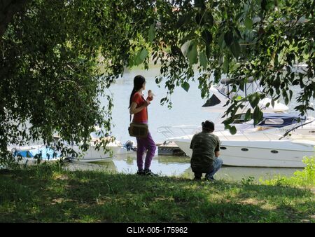 Resting couple under a tree - Baja - Hungary-stock-foto
