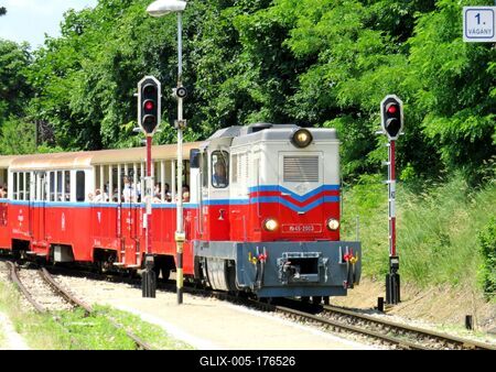 Children's Railway - Budapest - Train erriving-stock-foto