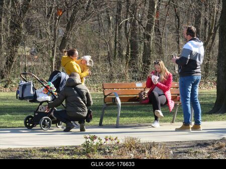 Spring togetherness on Margaret Island - Budapest-stock-foto