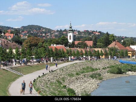 Szentendre, 2015. július 31.A szentendrei  Dunapart sétáló emberekkel. Háttérben a város.-stock-foto