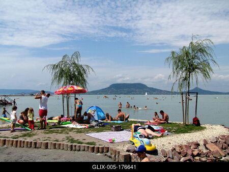Fonyód, 19 August 2014Summer at Balaton lake, the Beach of Fonyód. Badacsony mountain in front.Strandolók a Balaton partján, Fonyódnál. Szemben a Badacsony.-stock-foto