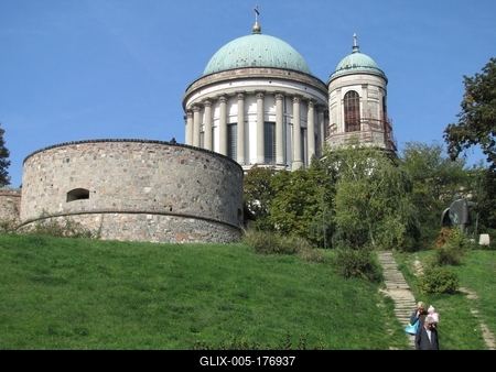 Esztergom, 2013. szeptember 29.A várdomb erõdítménnyel és a bazilika kupolái. Elõtérben a várdombról lépcsõn lefelé haladó turisták.-stock-foto