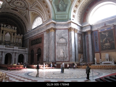 Esztergom basilica Interior - Visitors - Hungary-stock-foto