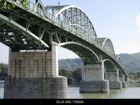 Mária Valéria bridge connecting Hungary and Slovakia over the Danube river-stock-foto