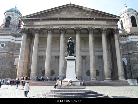 Basilica of Esztergom - Facade - Lady of Hungary statue-stock-foto