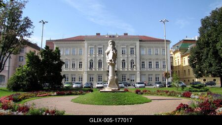 Zsótér House and Klebvelsberg Kunó statue - Szeged - Hungary-stock-foto
