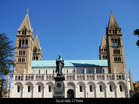 Pécs Cathedral and Bishop Statue - Hungary-stock-foto