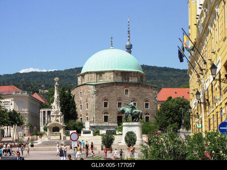 Pécs - View - City Center - Mosque - City Hall-stock-foto