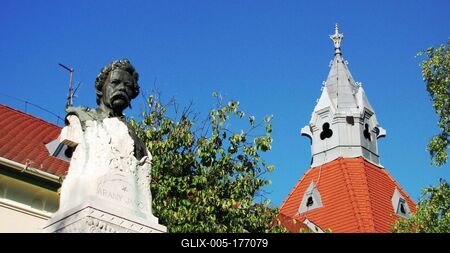 Ngykőrös - Arany János School - Bust of Arany-stock-foto