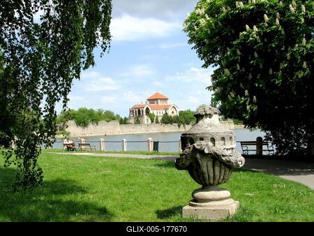 Tata - Castle and Lake - Hungary-stock-foto