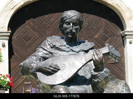 Eger, 2008. augusztus 20. The statue of Sebestyén Lantos Tinódi under the castle of Eger. The work of David Raffay from 2000.Tinódi Lantos Sebestyén szobra az egri vár alatt. Raffay Dávid alkotása 2000-ből.-stock-foto