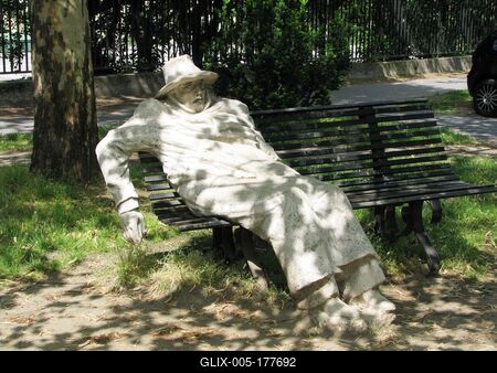 Sick hungarian poet Endre Ady statue - Tatabánya-stock-foto