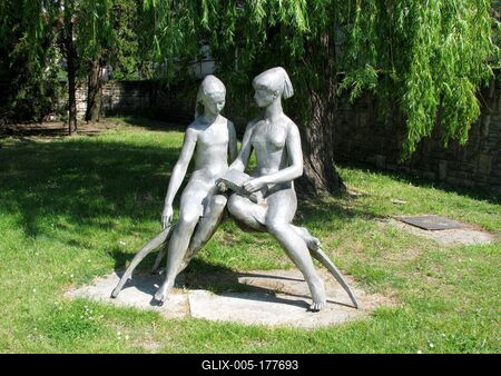 Reading Girls sculpture composition - Tatabánya - Hungary-stock-foto