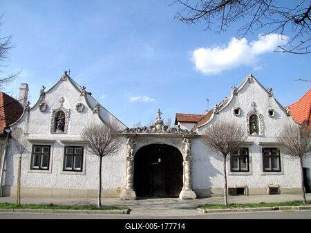 Sopron, 2014. március 22.Two Moorish houses on Szent Mihály street. It was built in the Baroque style around 1710. The gate is framed by two Corinthian twisted columns, each with a Moorish shape at the top.A Szent Mihály utcai Két mór-ház. Népiesbe hajló barokk stílusban épült 1710 körül. A kaput két korinthoszi csavart oszlop keretezi, tetején egy-egy mór alakjával.-stock-foto