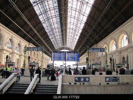 Budapest - Keleti Railway Station - Trains and Passengers-stock-foto