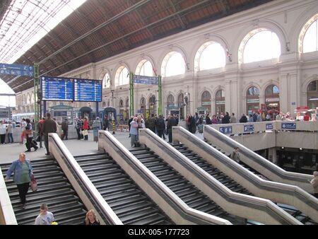Keleti Railway station - Stairs - Passengers - Hall - Trains-stock-foto