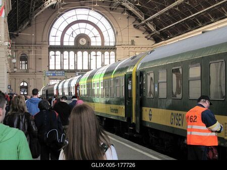 Train - Keleti Railway station - Passengers - Hall-stock-foto