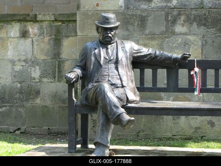Hungarian writer Mikszáth Kálmán statue - Horpács-stock-foto