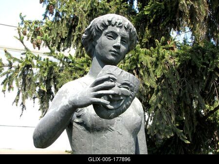 Girl with mask - Statue - Rétság - Hungary-stock-foto
