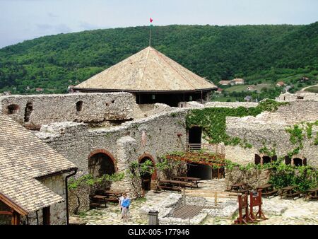 Sümeg - Tourists walk in the Castle Courtyard - Hungary-stock-foto