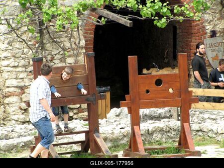 Sümeg Castle - Child trying a medieval pallet - Hungary-stock-foto