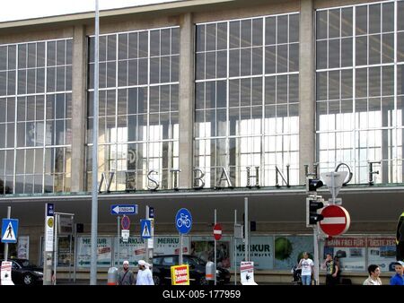 Vienna - Western train station - Austria-stock-foto