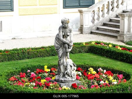 Schönbrunn palace park - Statue surraunded by flowers-stock-foto