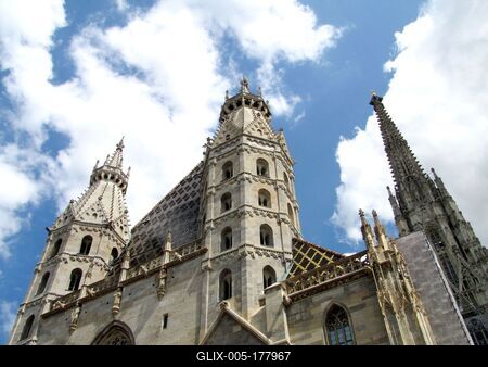 Towers of Vienna's Cathedral - Stephansdom - Austria-stock-foto