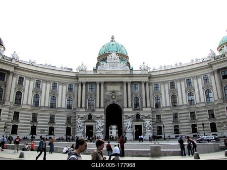 Vienna's Imperial Palace entrance - Austria-stock-foto