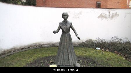 Szendrei Júlis - Statue - Wife of Petőfi Sándor - Kiskőrös - Hungary-stock-foto