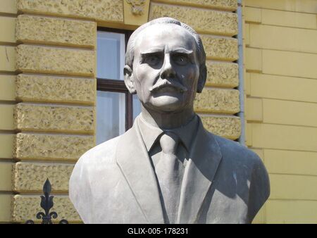 Hungarian PM Kállay Miklós bust - Nyíregyháza-stock-foto