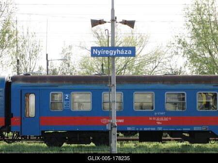 Railway train at the Nyíregyháza railway station - Hungary-stock-foto