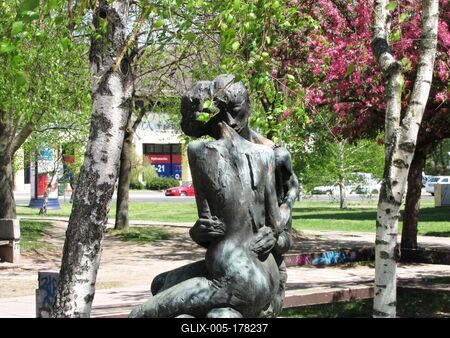 Lovers statue - Nyíregyháza - Hungary-stock-foto