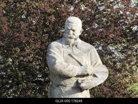 Hungarian painter Bernczúr Gyula statue - Nyíregyháza-stock-foto