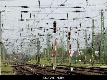 Wire jungle - Nyíregyháza railway station - Hungary-stock-foto