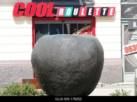 Apple statue - Nyíregyháza - Hungary-stock-foto