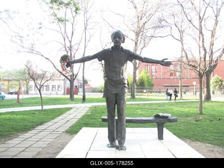 Hungarian Poet Váci Mihály statuew - Nyíregyháza-stock-foto