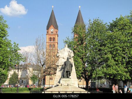 Nyíregyháta - Hungary - Kossuth square and Cathedral-stock-foto