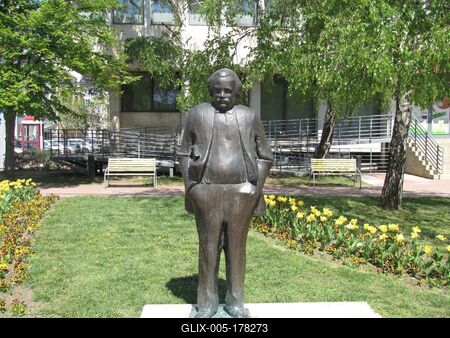 Statue of Hungarian writer Móricz Zsigmond - Nyíregyháza-stock-foto