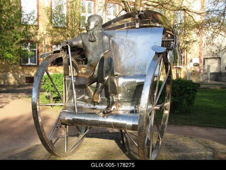 Homecoming statue - Hungarian writer Krúdy Gyula - Nyregyháza-stock-foto