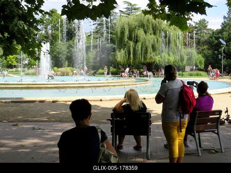 People admiring a fountain rhythmized to music on Margaret Island - Budapest-stock-foto
