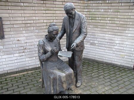 Statue of Lace Art Creators in Kiskunhalas - Hungary-stock-foto