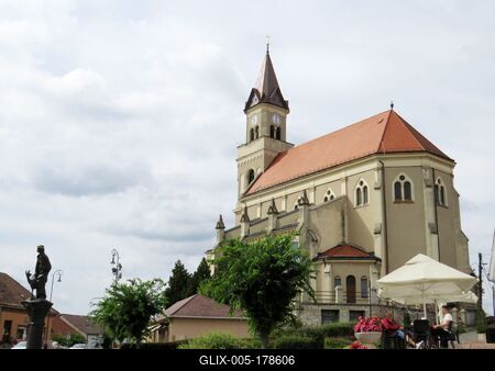 Mór - Hungary - Holy Cross church  - City center-stock-foto